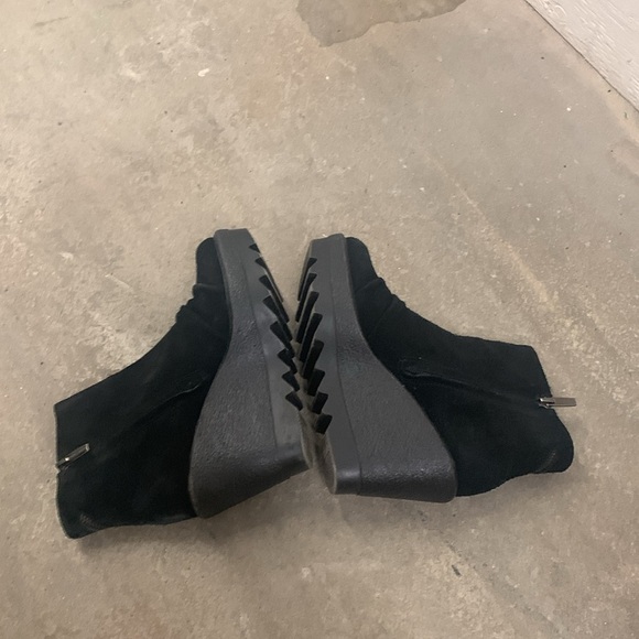 Vince Camuto genuine suede Black Wedge Ankle Boots booties - Picture 5 of 7